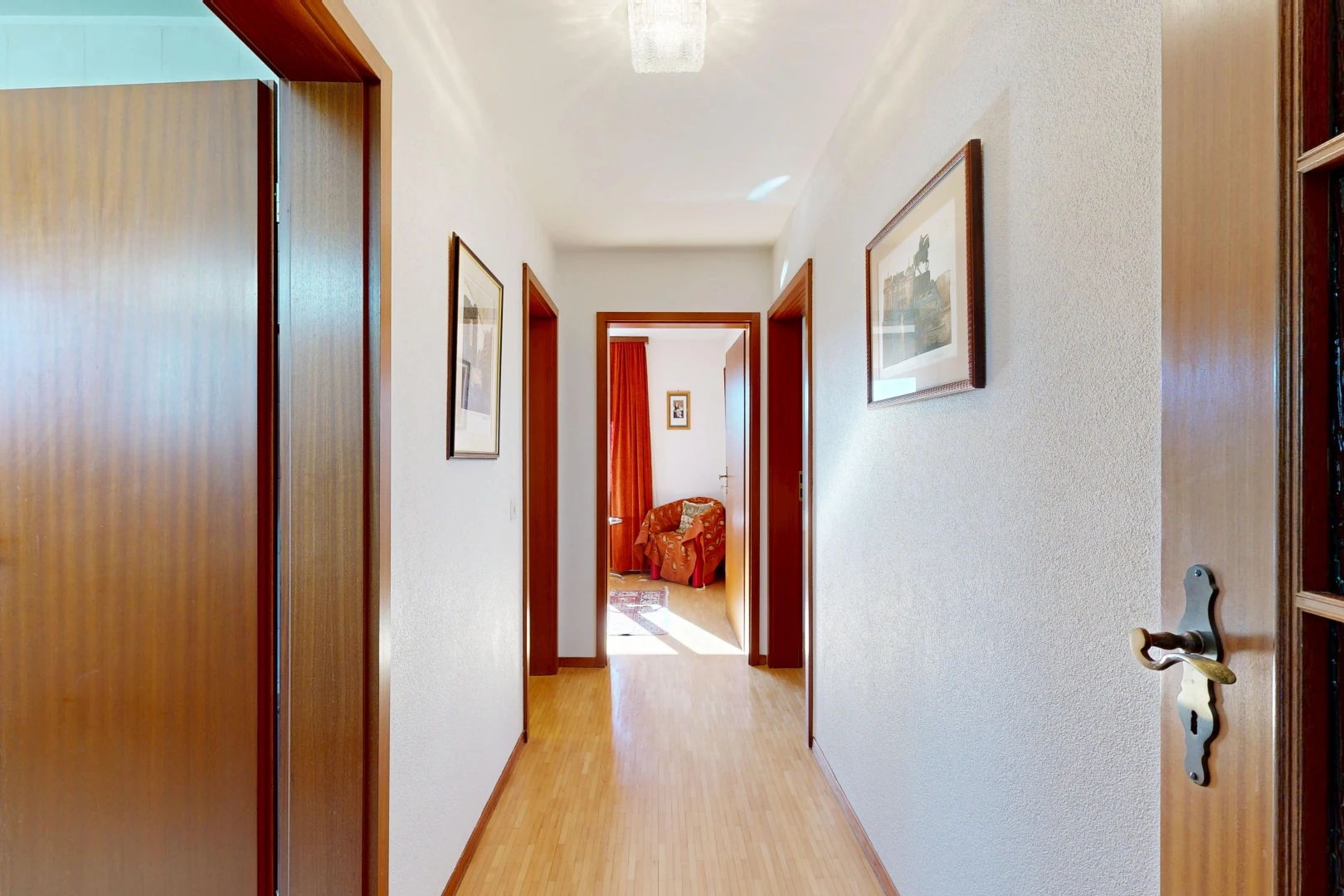 couloir avec light floor, inside property, wood finish floor, sol en finition bois, et baseboards wall