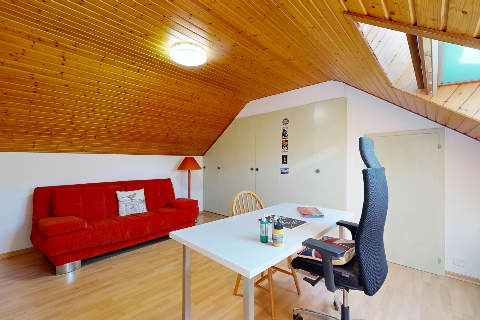 salon / salle à manger avec wood ceiling, plafond en bois, drywall, cloison sèche, et low ceiling