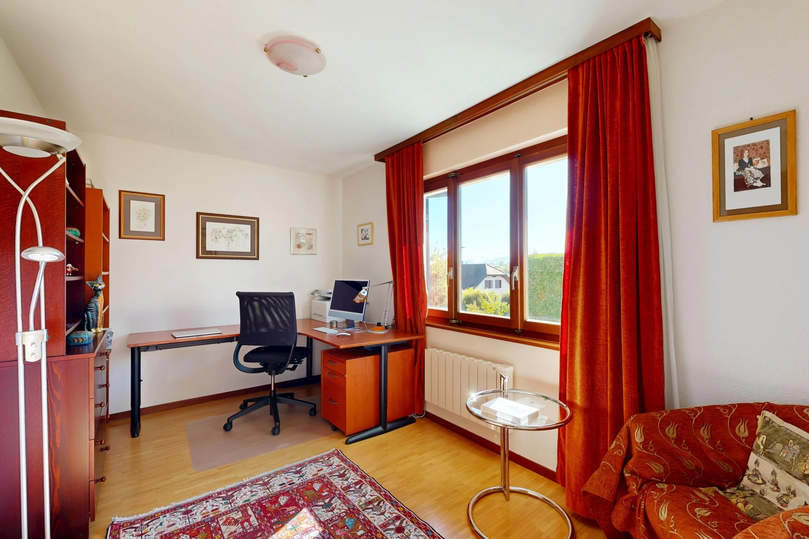bureau avec sol en finition bois, wood finish floor, cloison sèche, drywall, et télévision