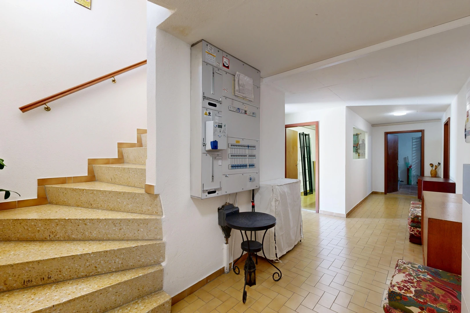escaliers avec cloison sèche, drywall, escaliers, sol en finition brique, et brick finish floor