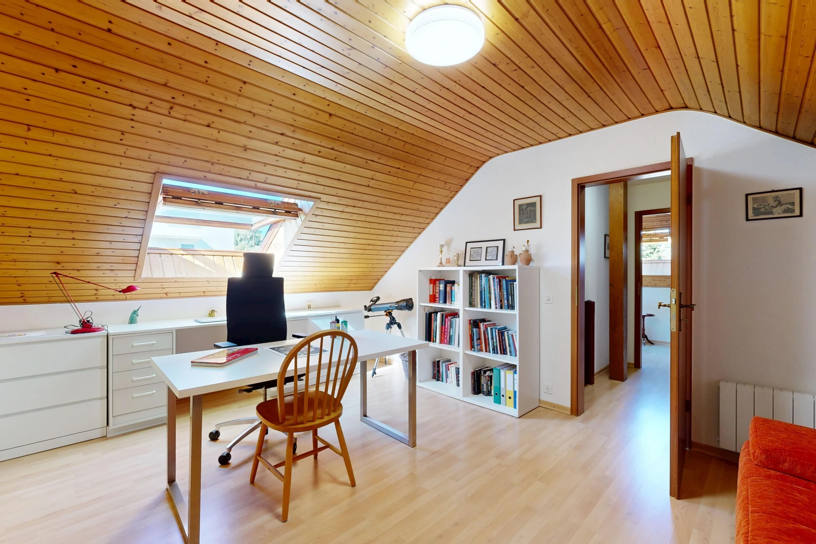 bureau avec radiateur, wood ceiling, plafond en bois, vaulted ceiling, et plafond voûté
