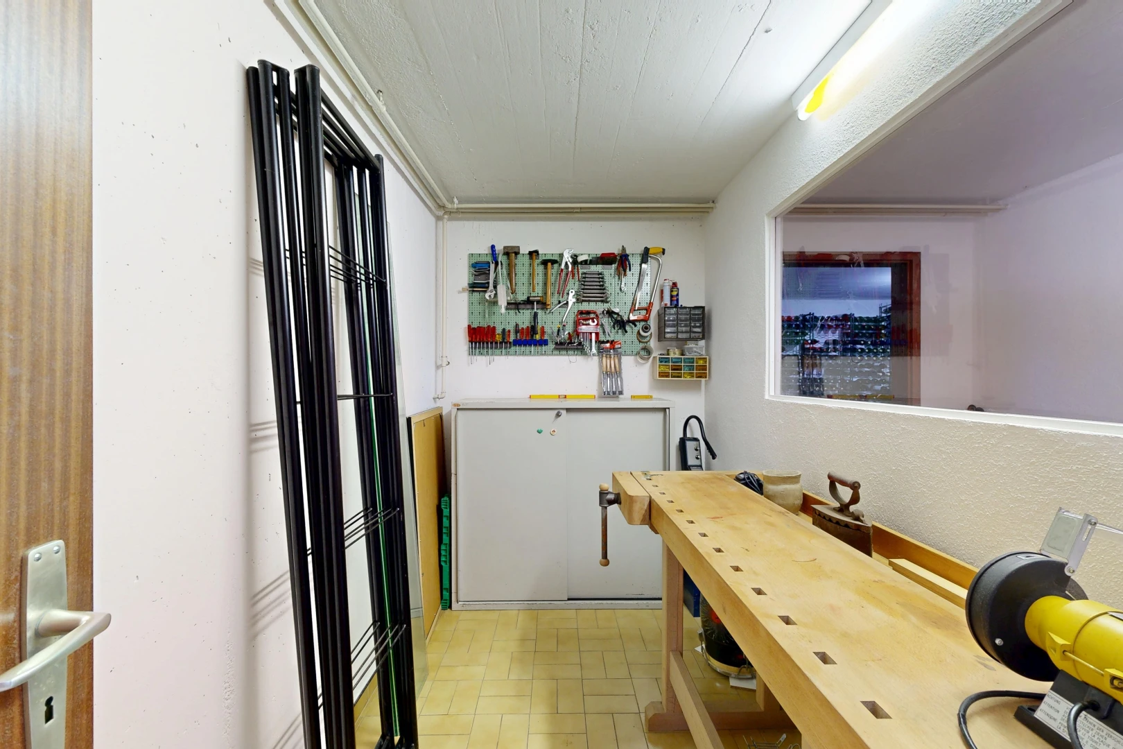 cuisine avec inside property, brick finish floor, sol en finition brique, et light floor