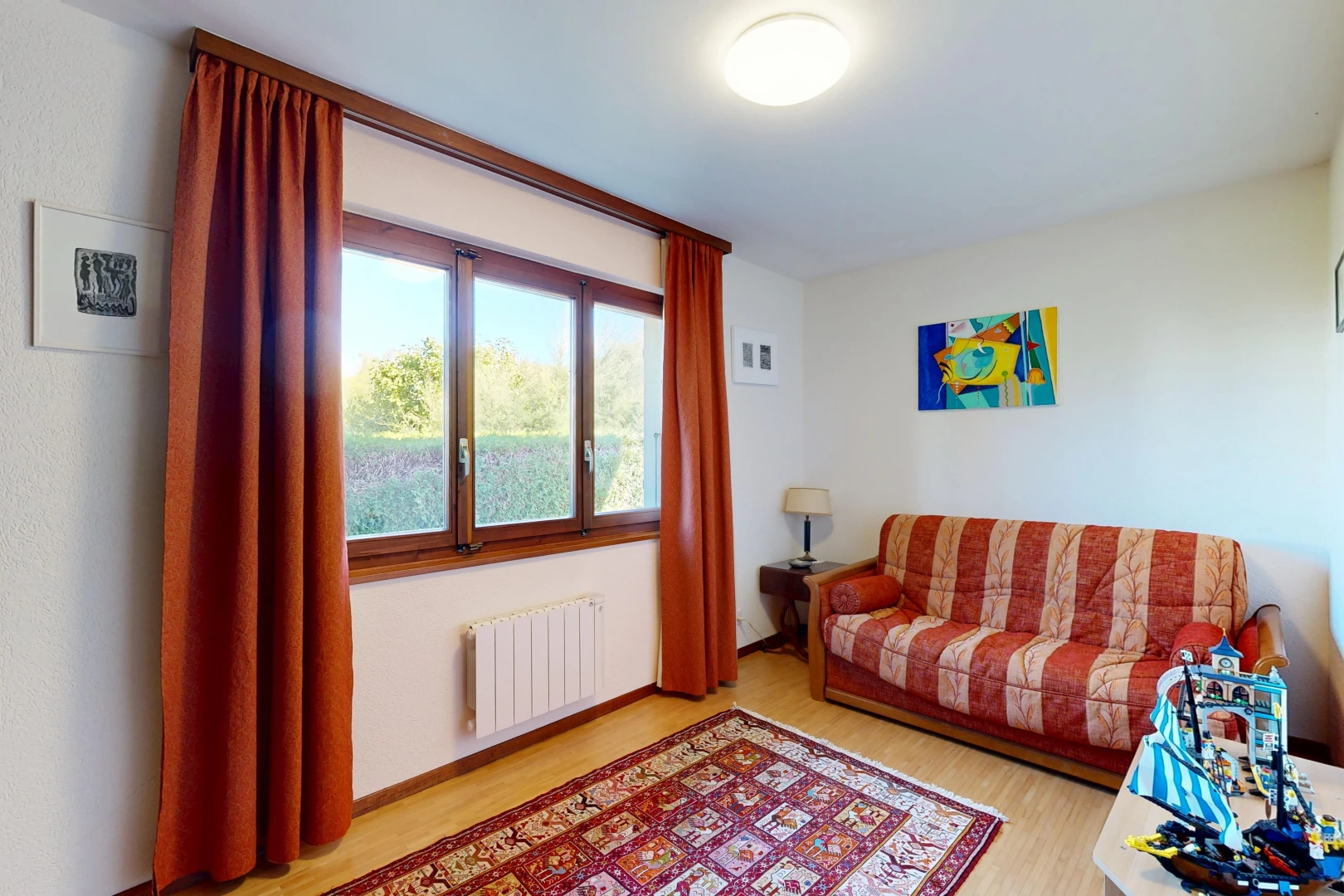 salon avec radiateur, sol en finition bois, wood finish floor, light floor, et cloison sèche
