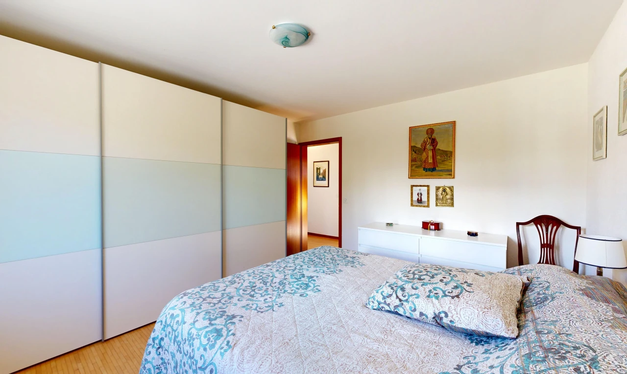 chambre avec cloison sèche, drywall, inside property, sol en finition bois, et wood finish floor