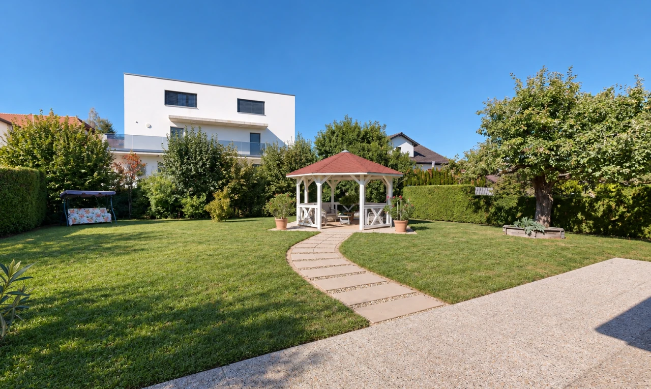 jardin avec pelouse, day time, et kiosque