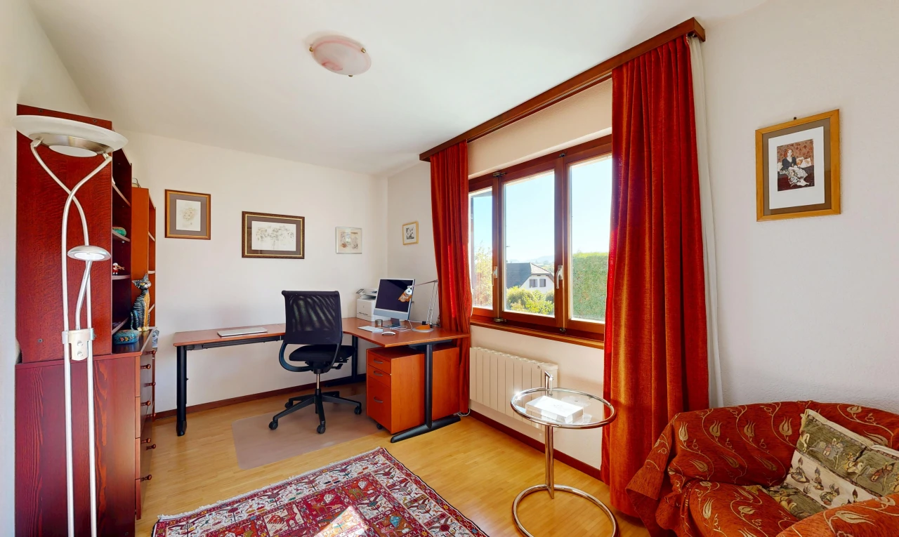 bureau avec sol en finition bois, wood finish floor, cloison sèche, drywall, et télévision