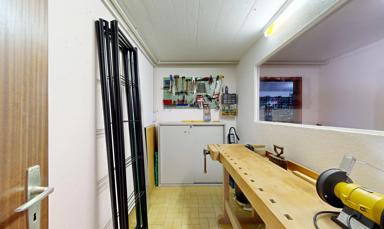 cuisine avec inside property, brick finish floor, sol en finition brique, et light floor