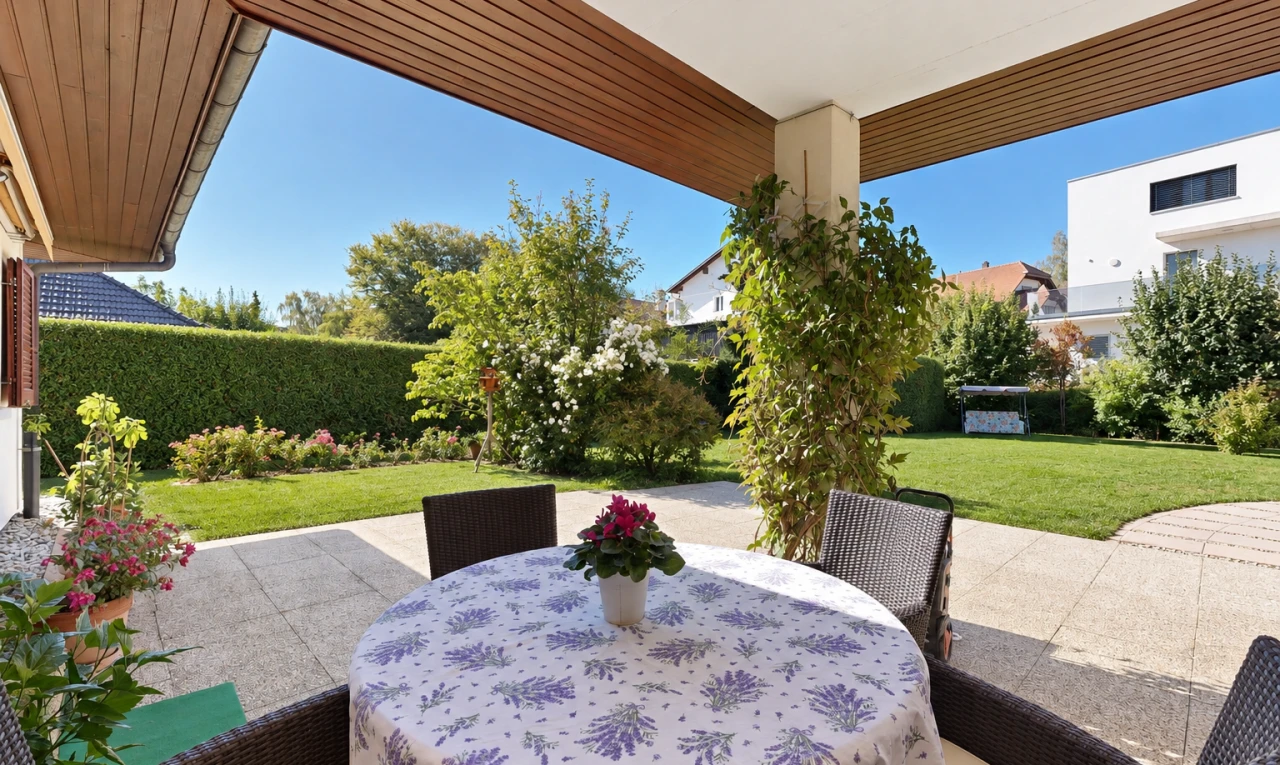terrasse avec pelouse, day time, terrasse, from property, et coin repas extérieur
