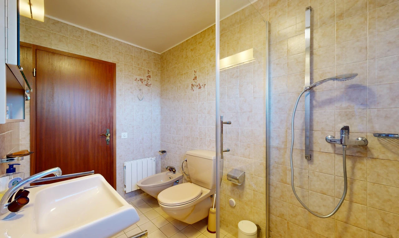 salle de bains avec douche, toilette, salle de bain complète, tile wall, et mur en carrelage