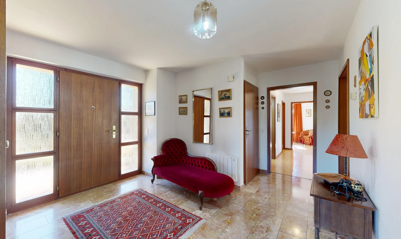 couloir avec drywall, cloison sèche, accès à l'extérieur, radiateur, et inside property