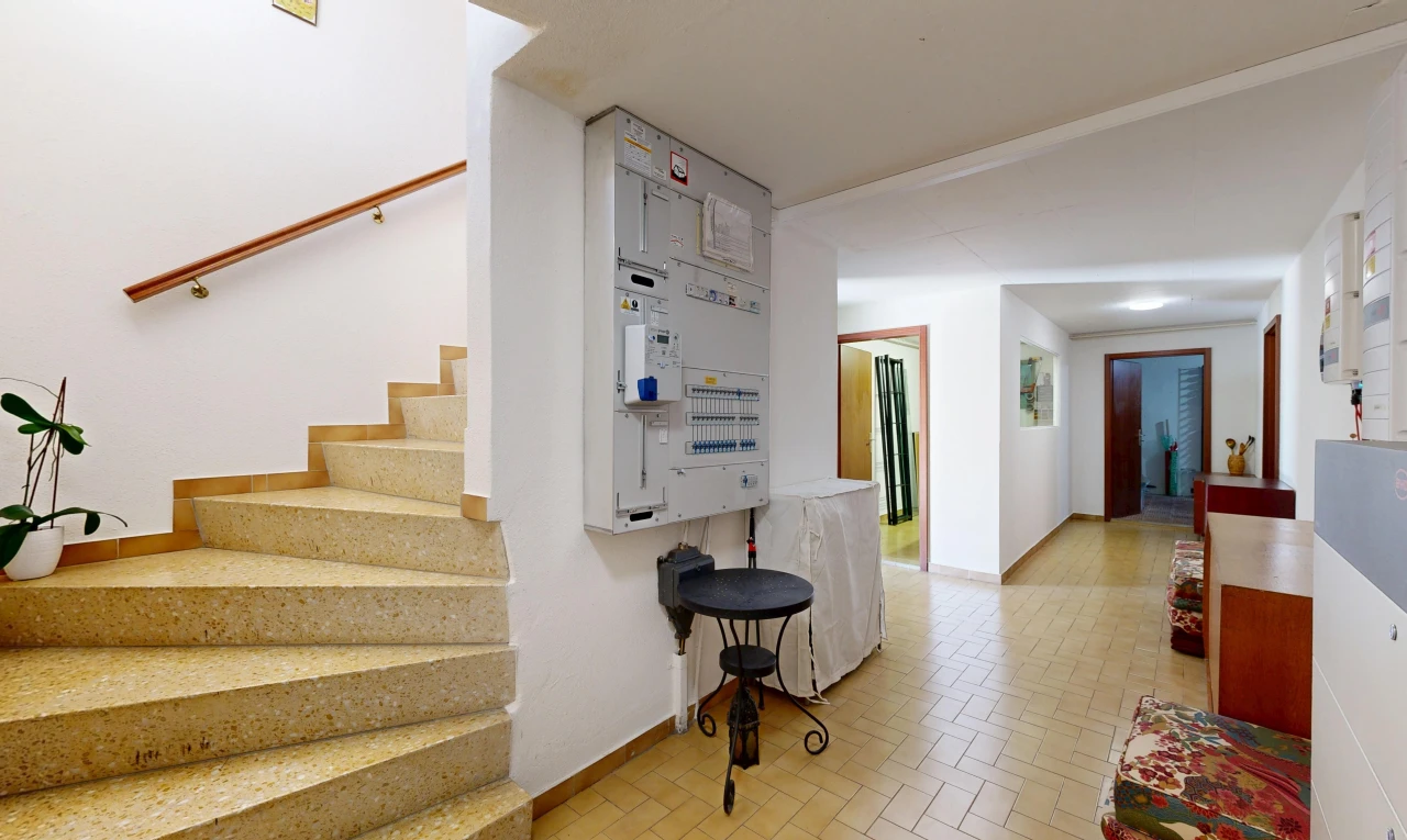 escaliers avec cloison sèche, drywall, escaliers, sol en finition brique, et brick finish floor