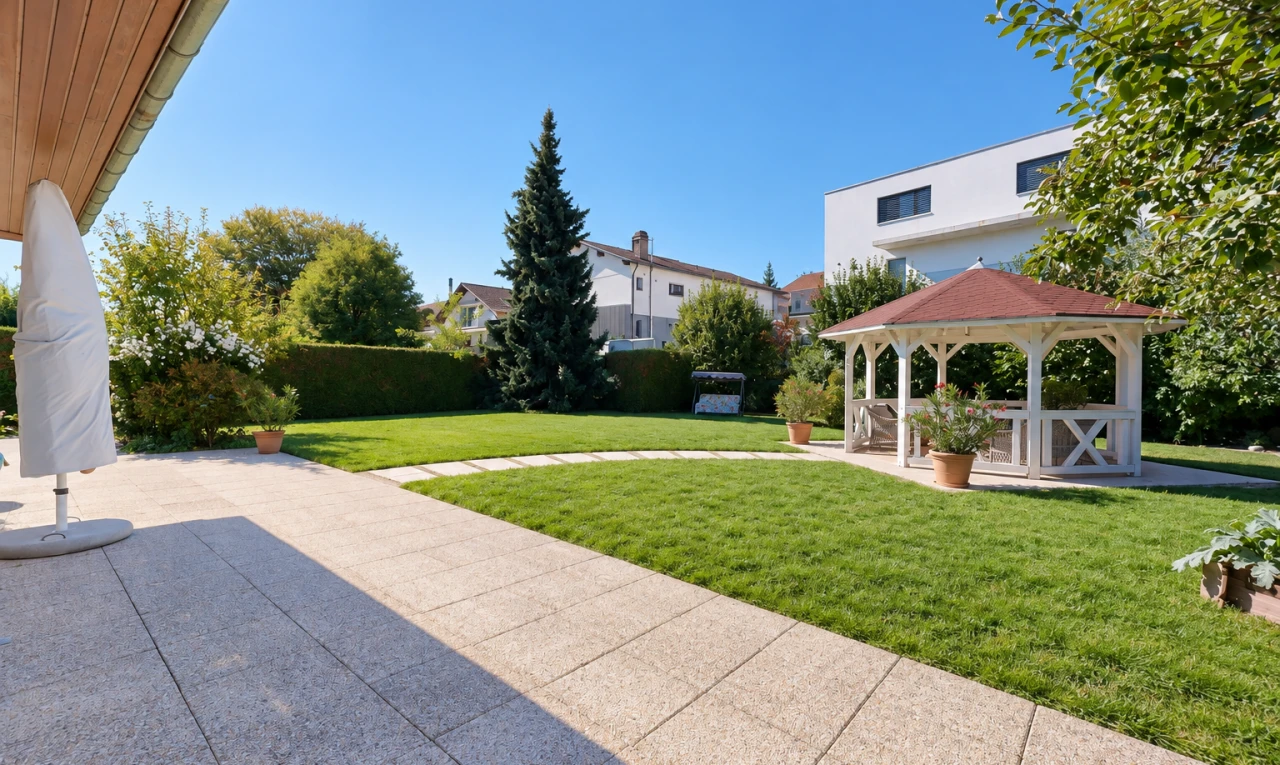 terrasse avec pelouse, day time, et kiosque