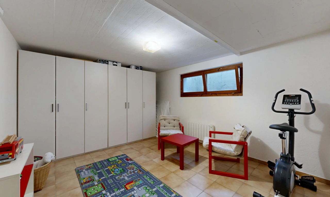 gym avec radiateur, cloison sèche, drywall, inside property, et light floor