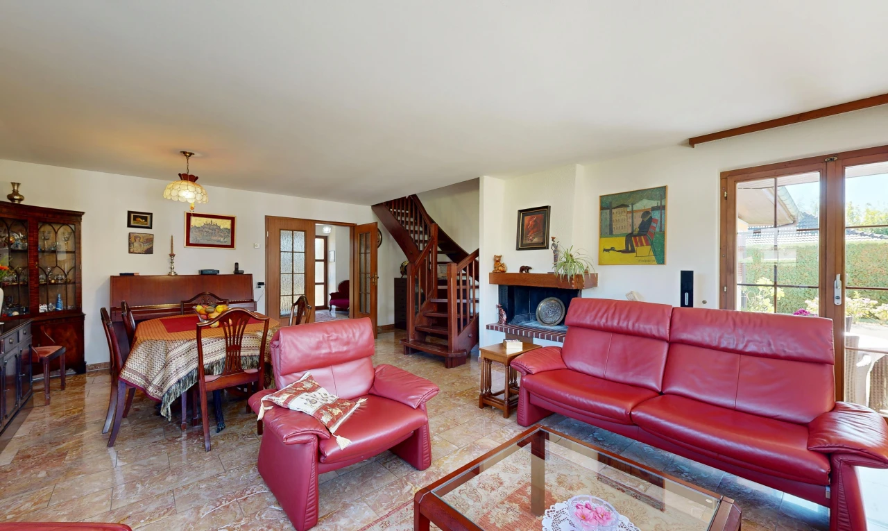salon / salle à manger avec portes-fenêtres, accès à l'extérieur, escaliers, drywall, et cloison sèche