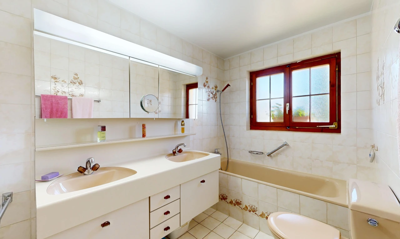 salle de bains avec évier, salle de bain complète, light floor, double vasque, et inside property