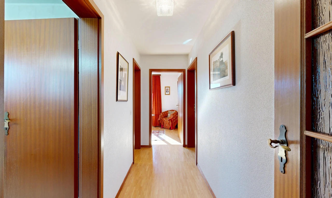 couloir avec light floor, inside property, wood finish floor, sol en finition bois, et baseboards wall