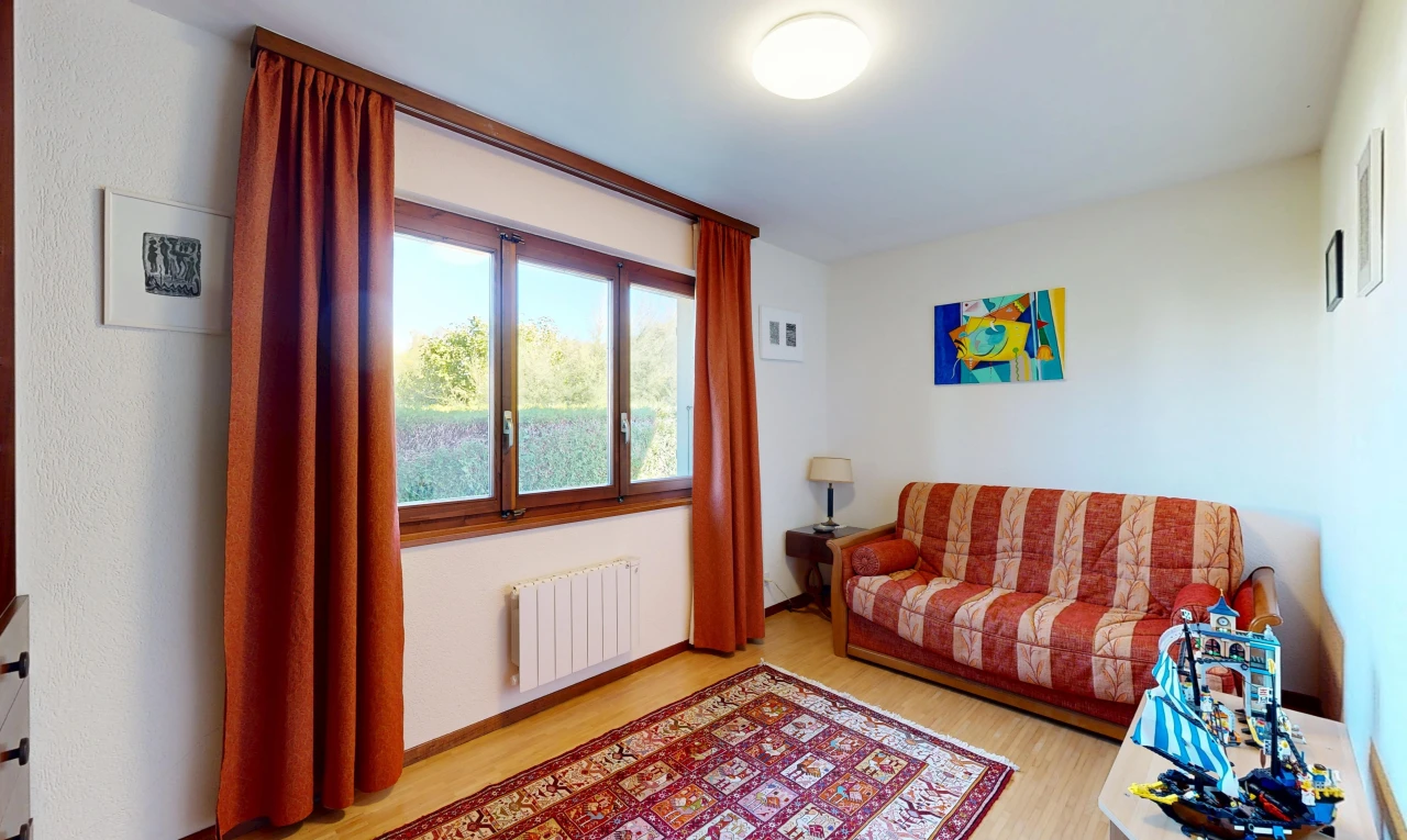 salon avec radiateur, sol en finition bois, wood finish floor, light floor, et cloison sèche