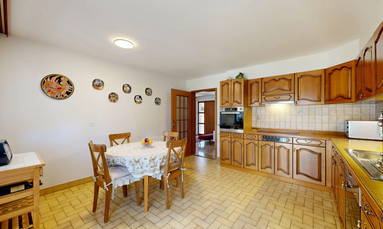 cuisine avec arched cabinets, armoires en arc, light floor, medium brown cabinets, et armoires marron moyen