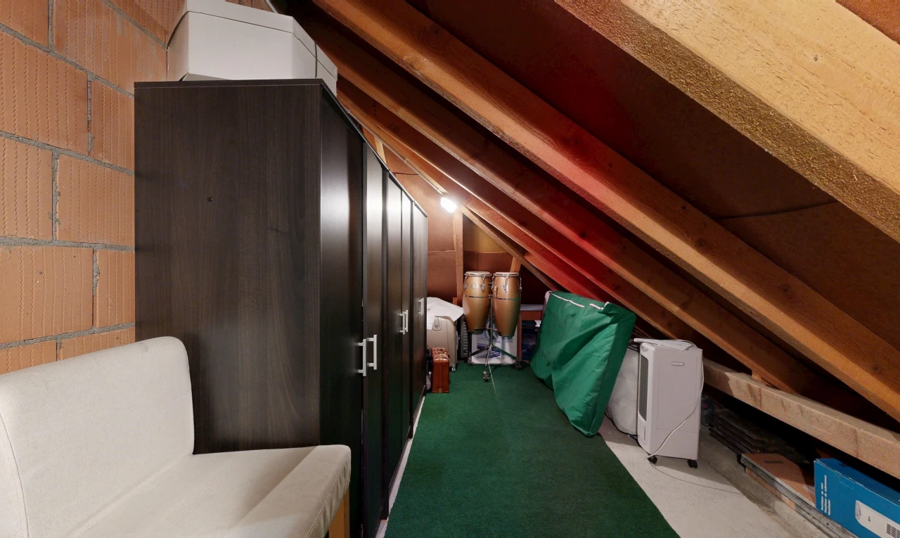 chambre avec low ceiling, plafond bas, vaulted ceiling, plafond voûté, et inside property