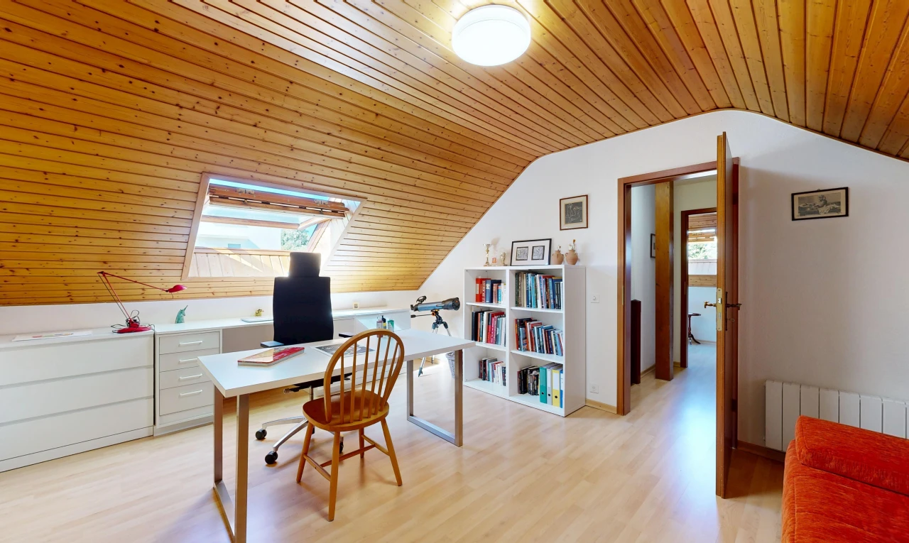 bureau avec radiateur, wood ceiling, plafond en bois, vaulted ceiling, et plafond voûté