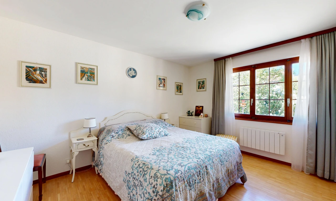 chambre avec radiateur, wood finish floor, sol en finition bois, drywall, et cloison sèche