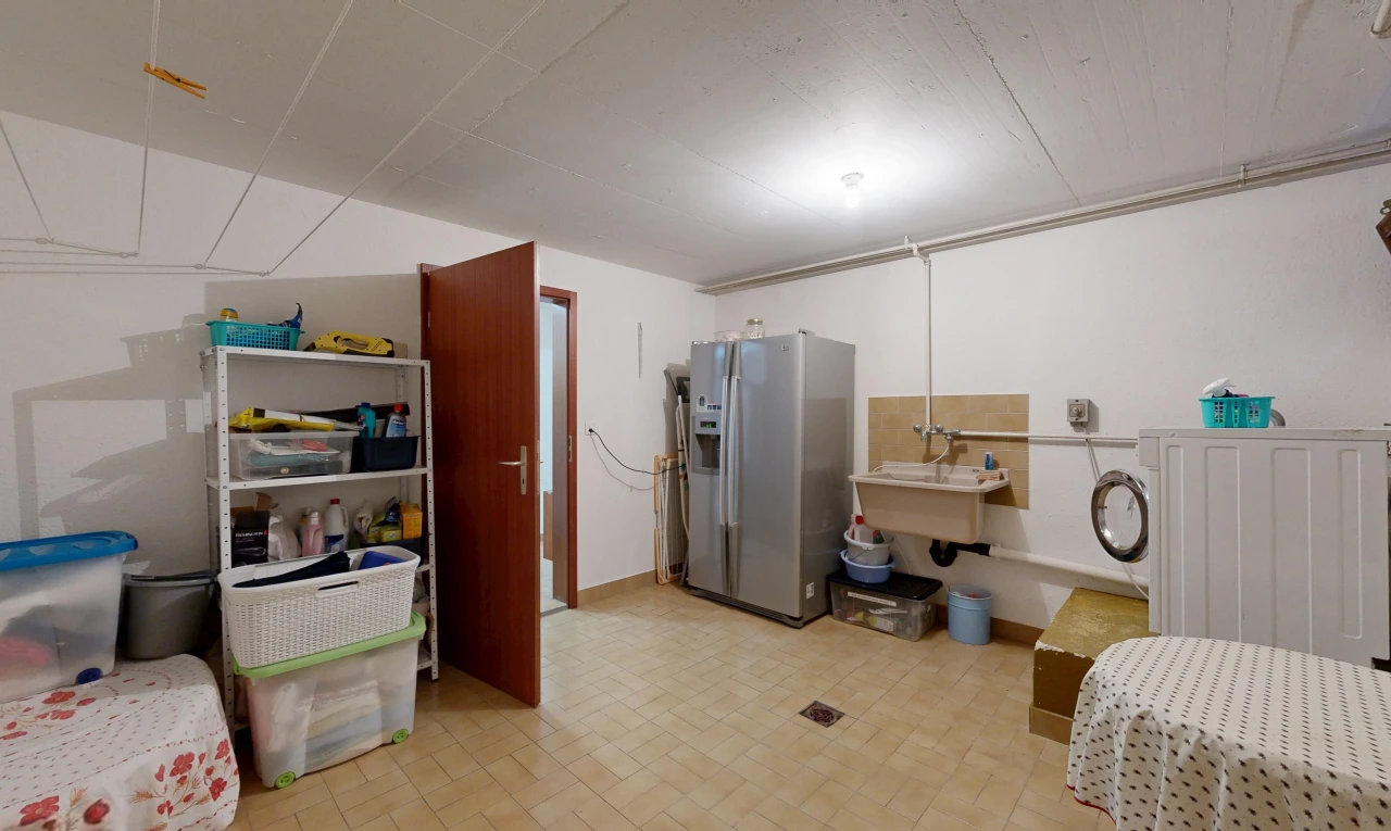 buanderie avec cloison sèche, drywall, inside property, évier, et light floor