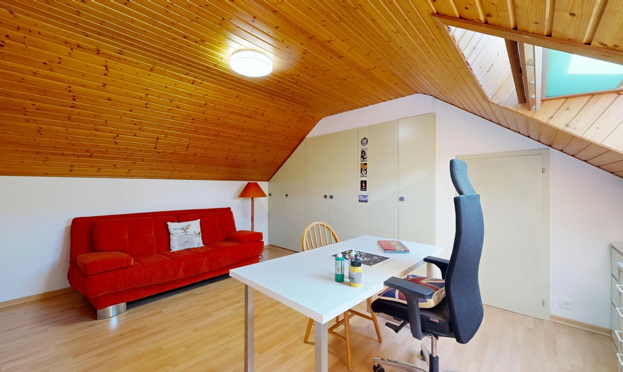salon / salle à manger avec wood ceiling, plafond en bois, drywall, cloison sèche, et low ceiling