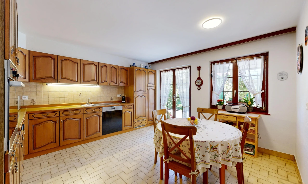 cuisine avec medium brown cabinets, armoires marron moyen, light floor, drywall, et cloison sèche
