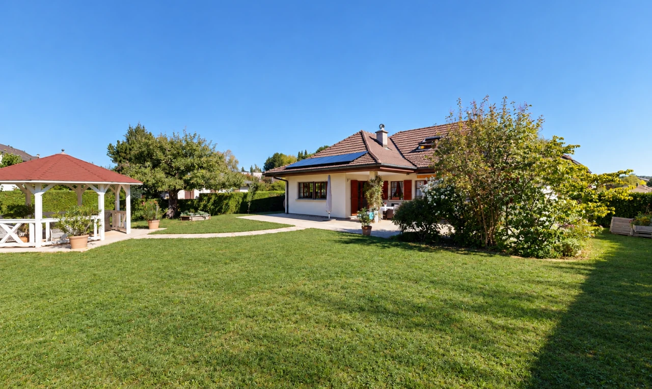 jardin avec panneaux solaires, pelouse, property visible, day time, et kiosque