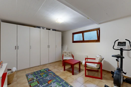 gym avec radiateur, cloison sèche, drywall, inside property, et light floor