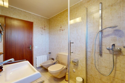 salle de bains avec douche, toilette, salle de bain complète, tile wall, et mur en carrelage