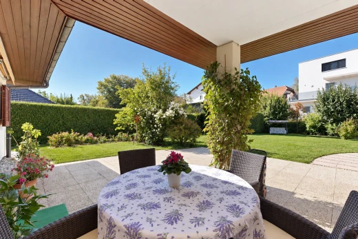 terrasse avec pelouse, day time, terrasse, from property, et coin repas extérieur