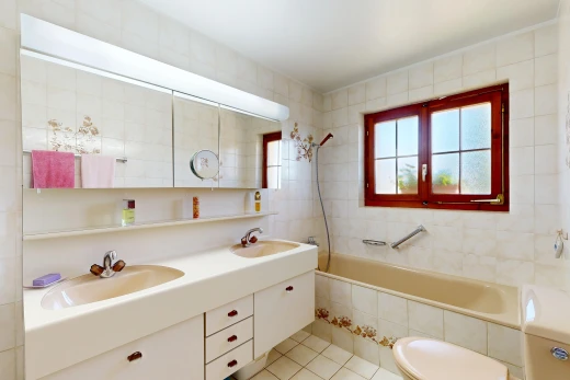 salle de bains avec évier, salle de bain complète, light floor, double vasque, et inside property