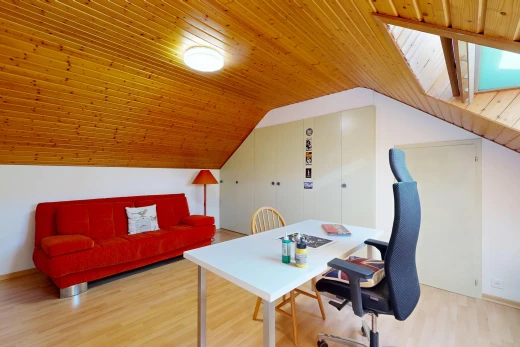salon / salle à manger avec wood ceiling, plafond en bois, drywall, cloison sèche, et low ceiling
