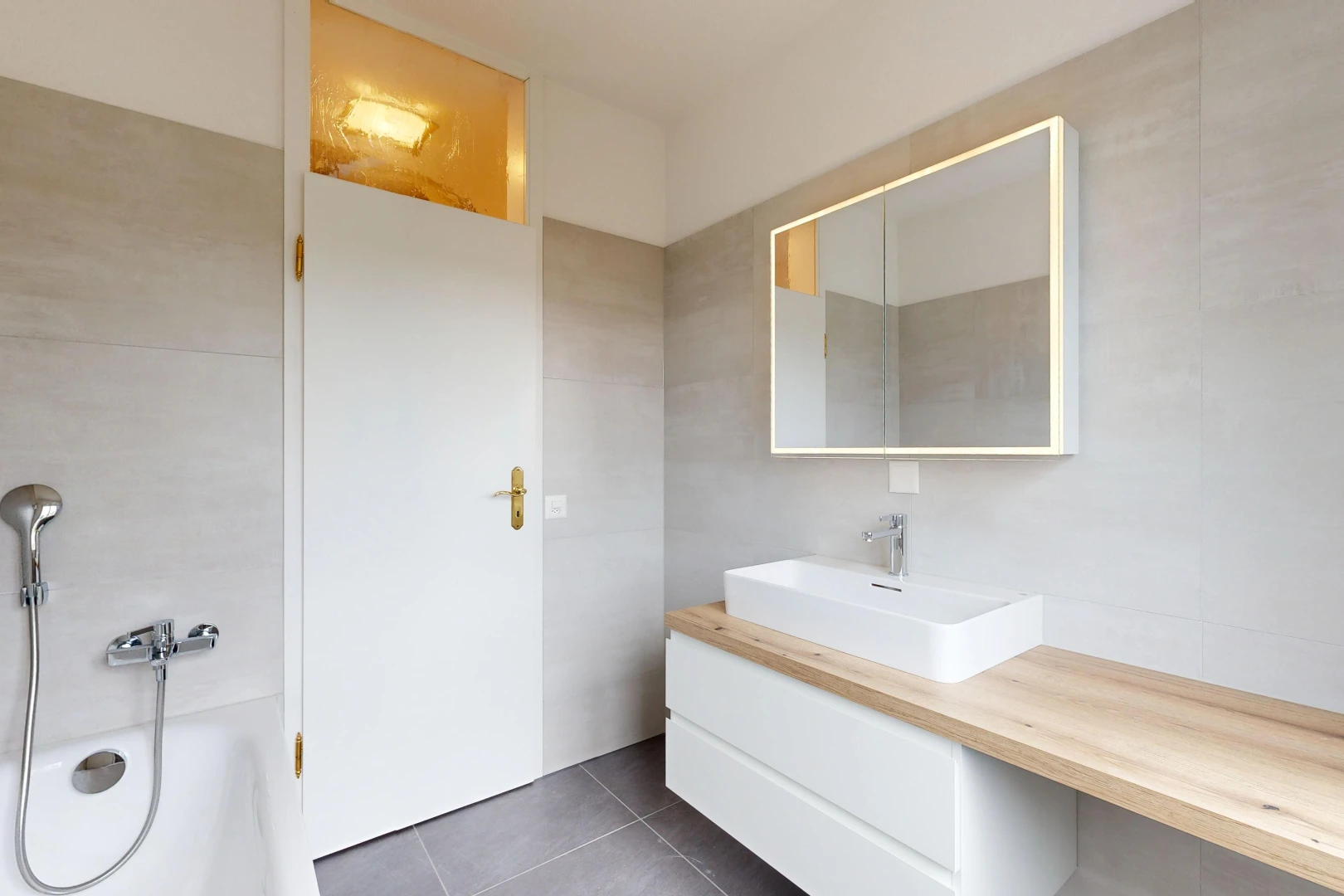 salle de bains avec bain, évier, miroir, salle de bain complète, et lavabo (ou coiffeuse selon le contexte)