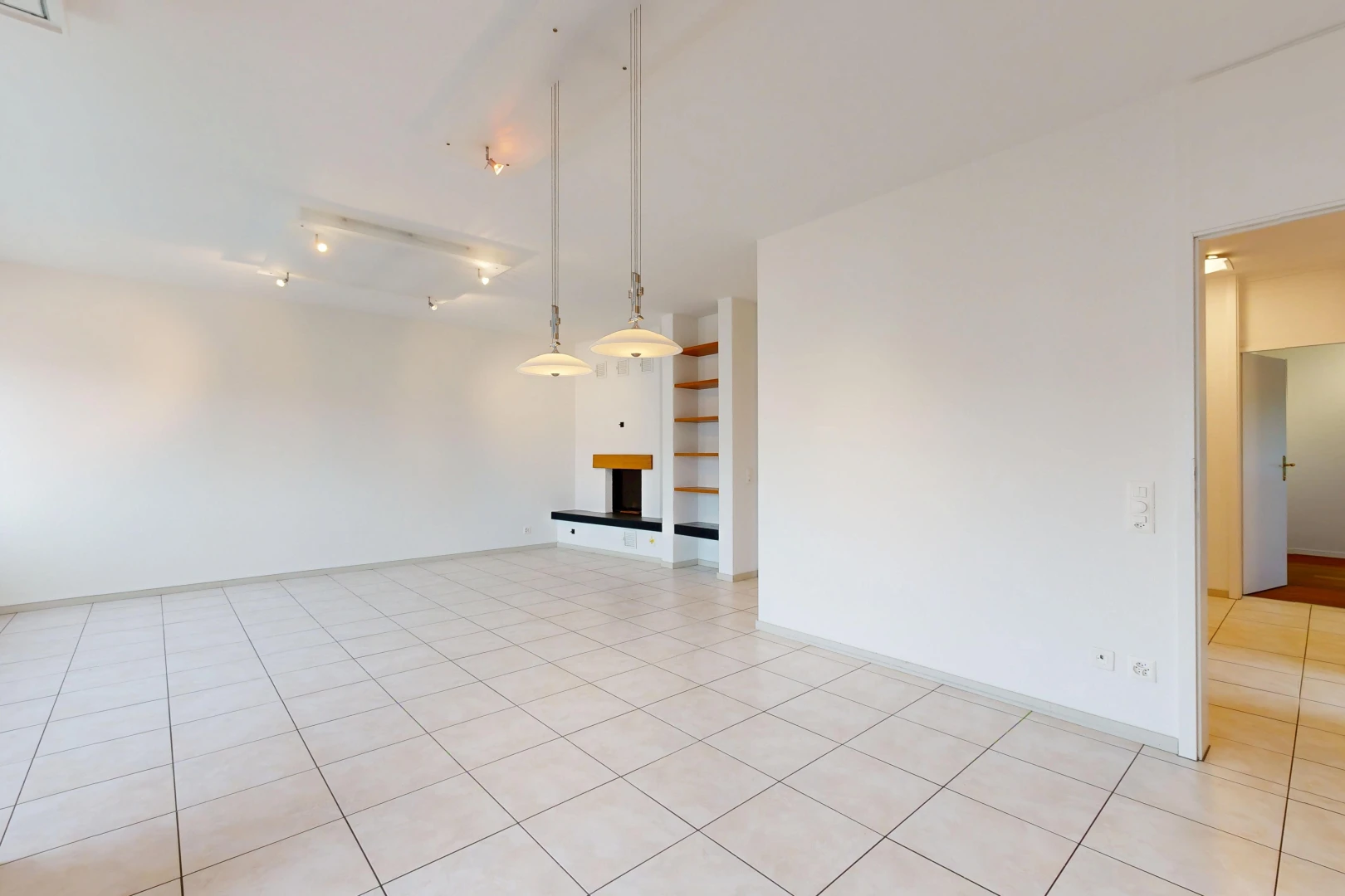 pièce vide avec éclairage sur rail, étagères intégrées, drywall, cloison sèche, et light floor