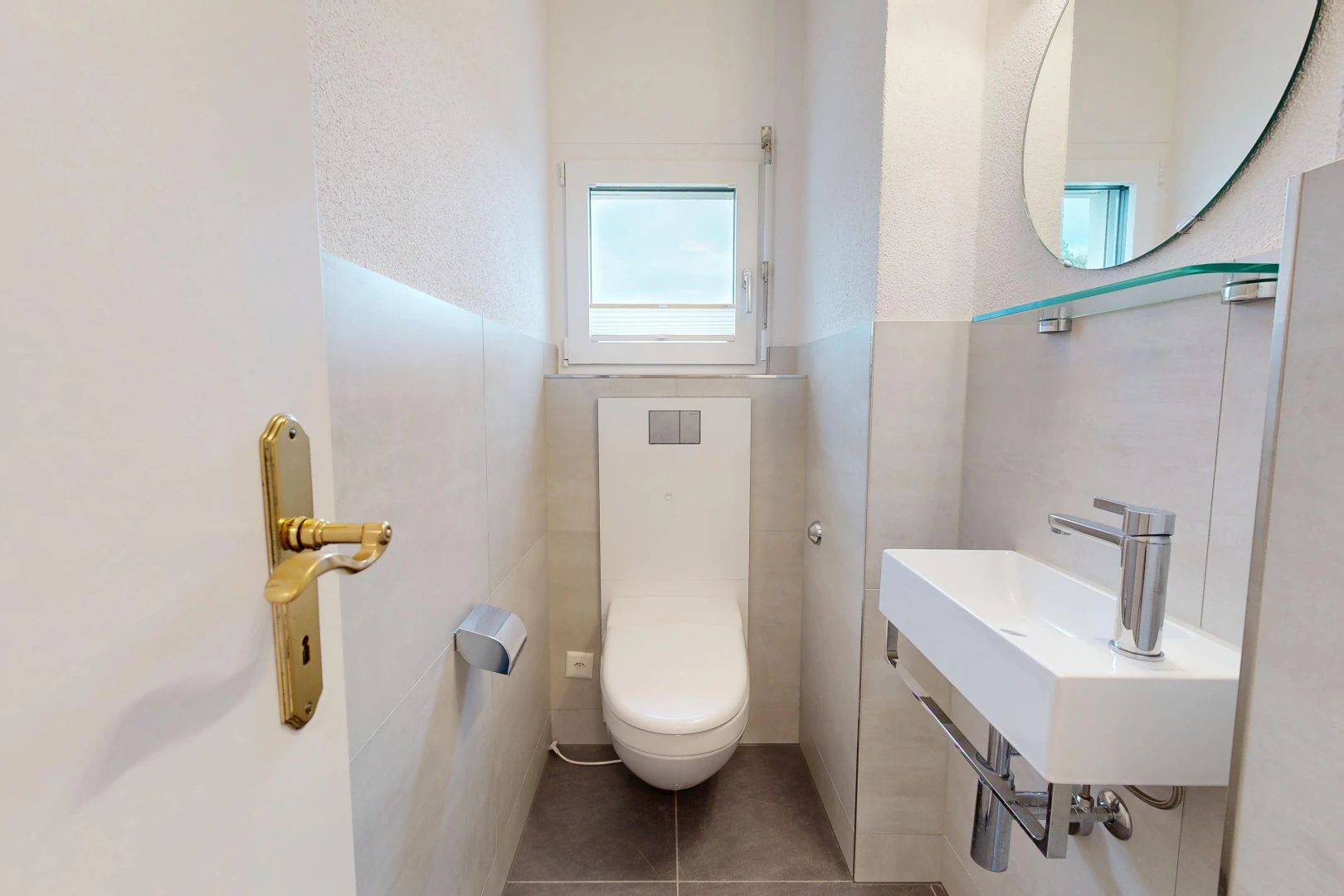 salle de bains avec toilette, miroir, tile wall, mur en carrelage, et inside property
