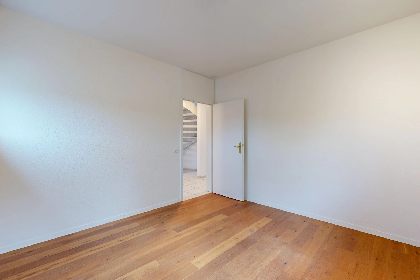 pièce vide avec cloison sèche, drywall, sol en finition bois, wood finish floor, et inside property