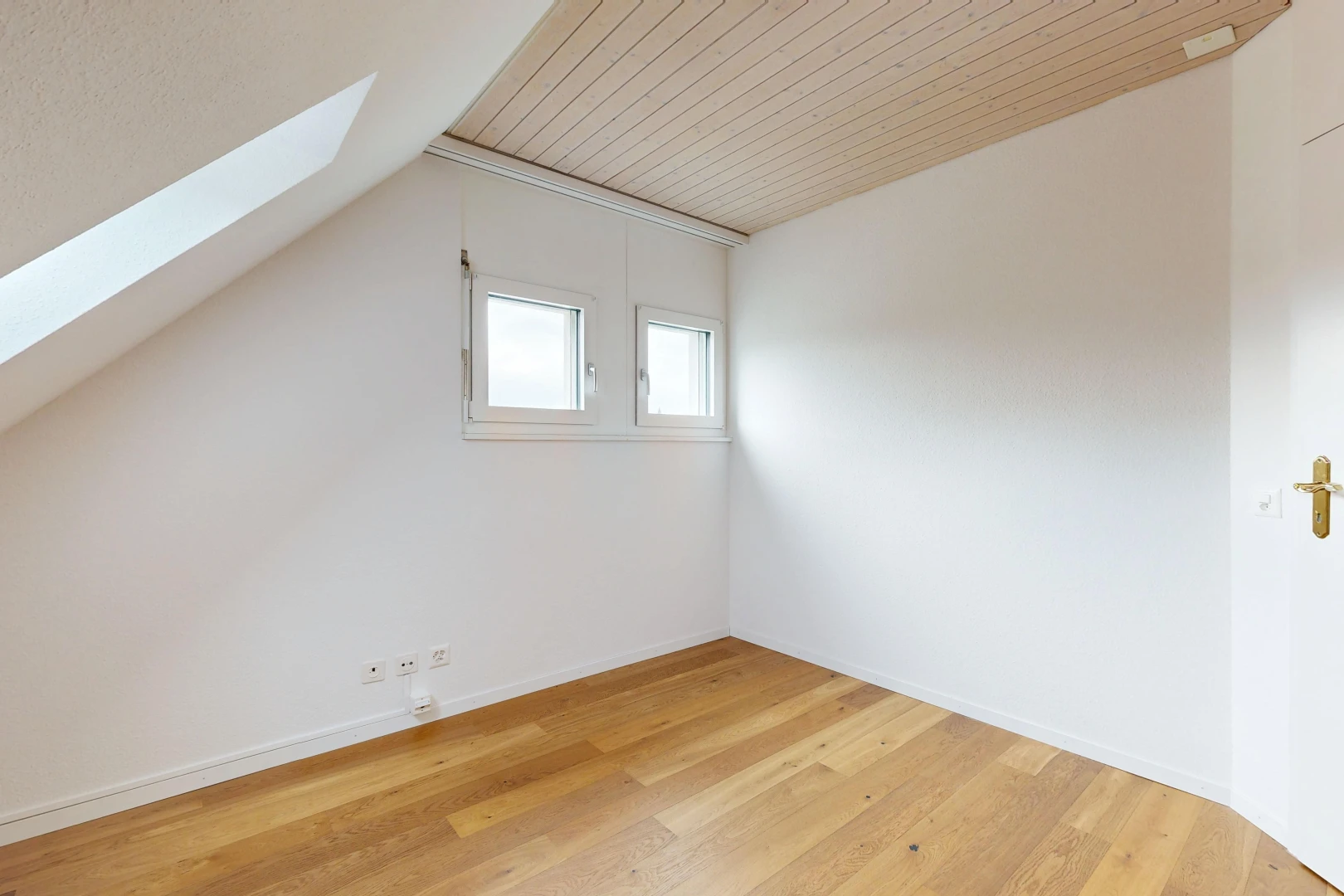 pièce vide avec drywall, cloison sèche, wood finish floor, sol en finition bois, et inside property