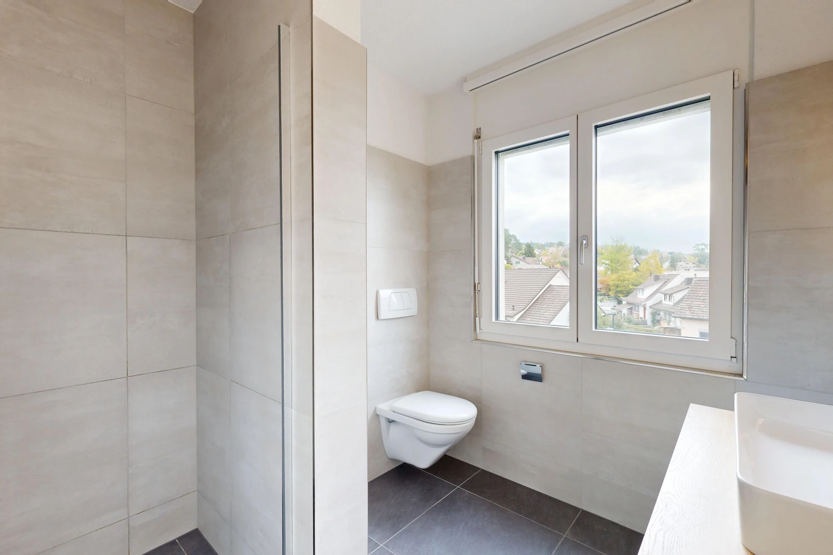 salle de bains avec tile wall, mur en carrelage, overcast, inside property, et lavabo (ou coiffeuse selon le contexte)
