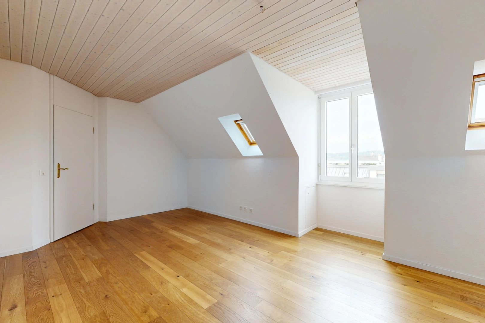 pièce vide avec pièce supplémentaire, cloison sèche, drywall, sol en finition bois, et wood finish floor