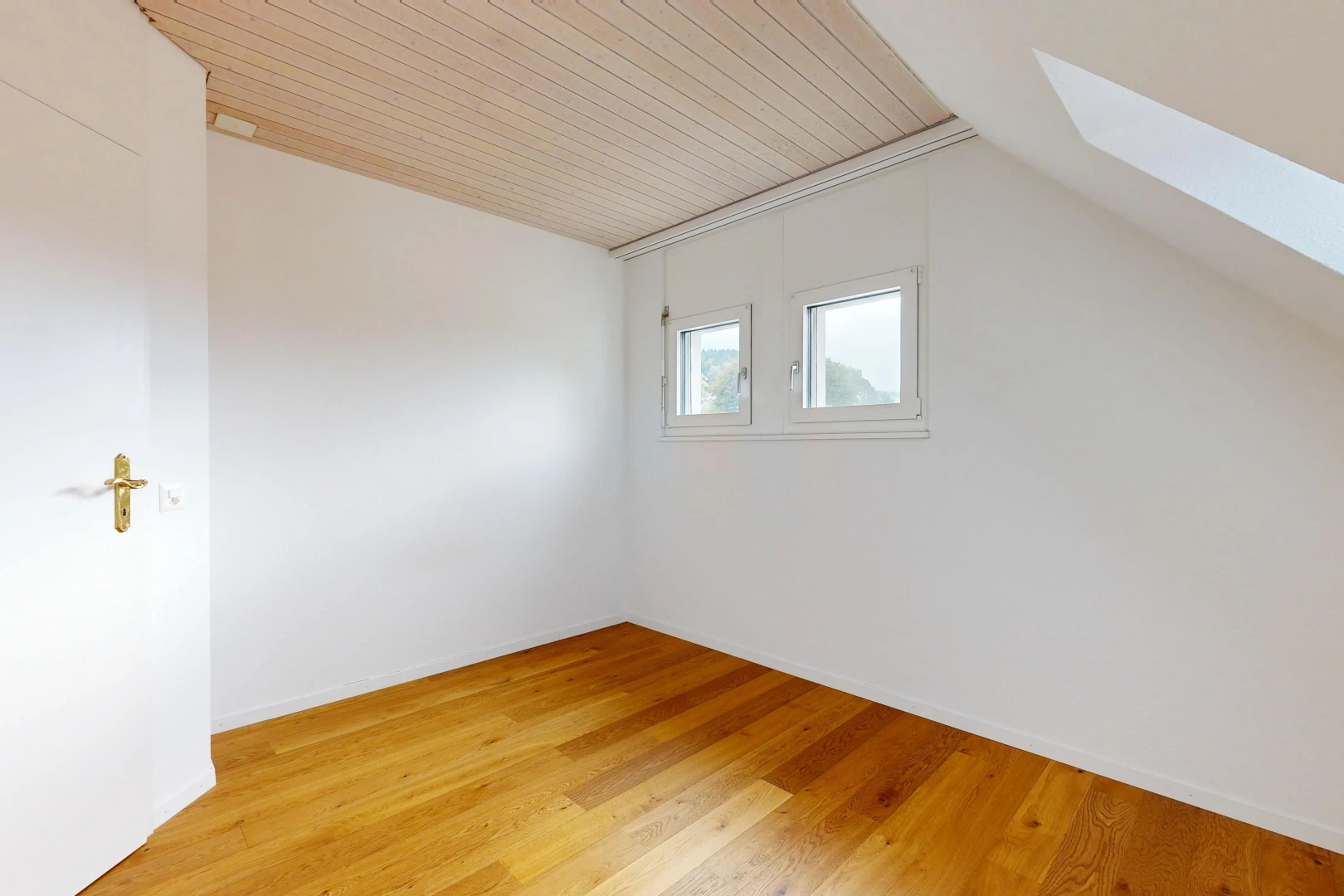 pièce vide avec pièce supplémentaire, cloison sèche, drywall, inside property, et sol en finition bois