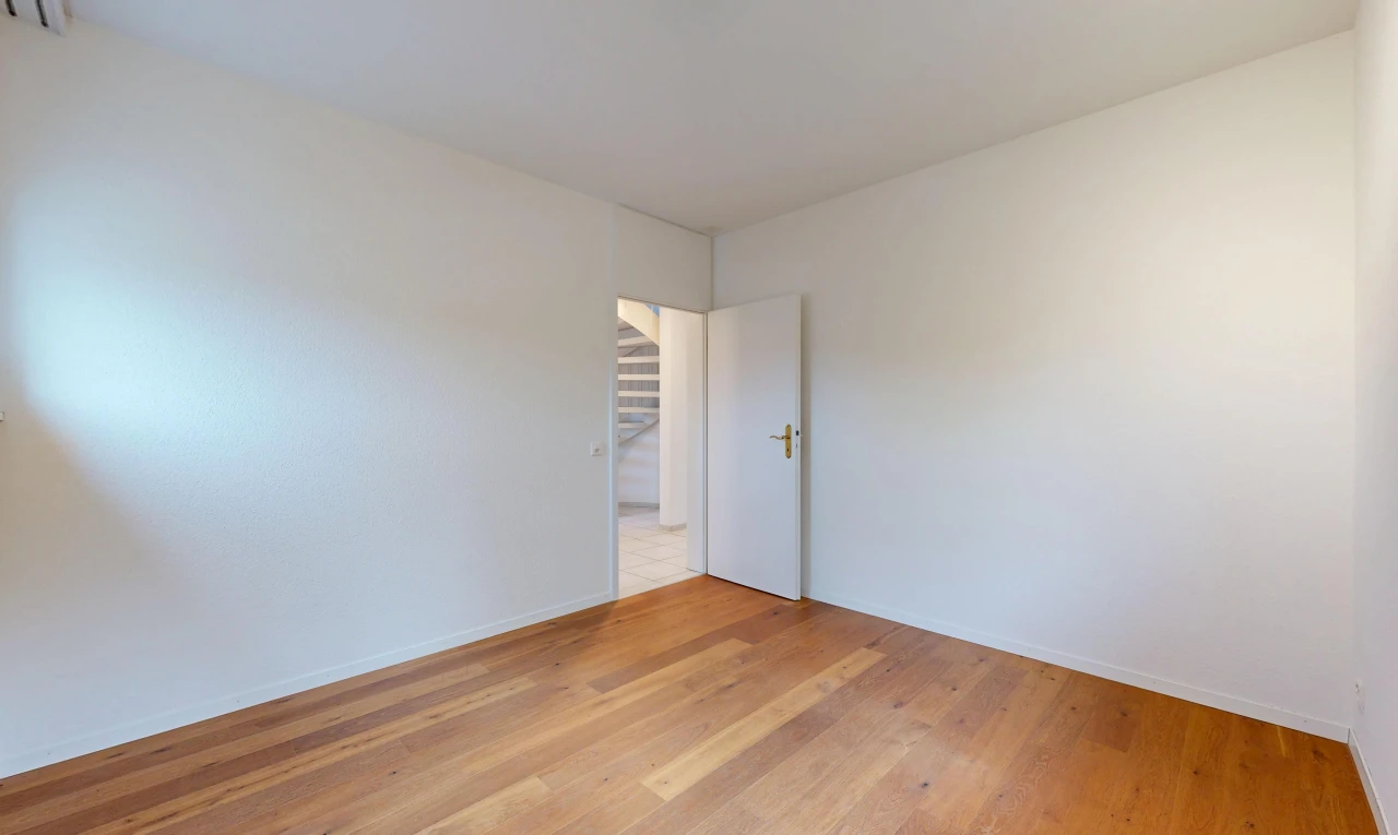 pièce vide avec cloison sèche, drywall, sol en finition bois, wood finish floor, et inside property