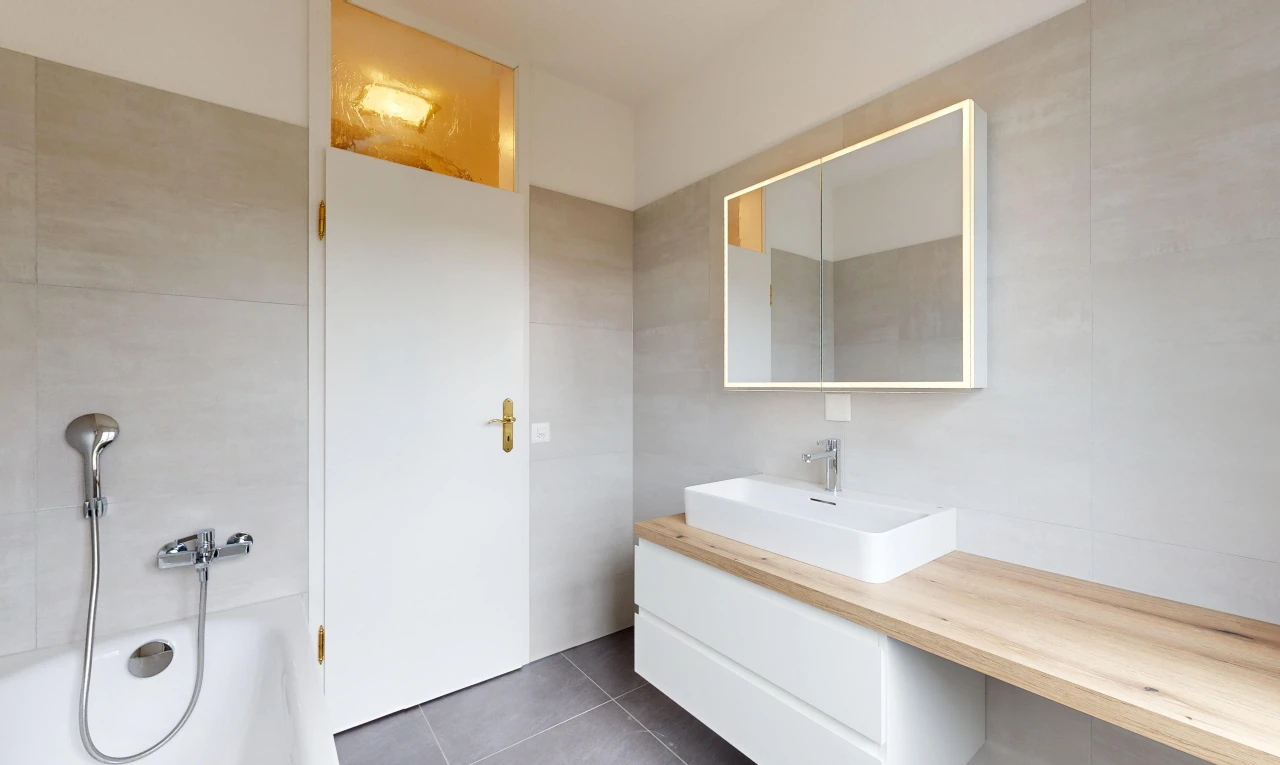salle de bains avec bain, évier, miroir, salle de bain complète, et lavabo (ou coiffeuse selon le contexte)