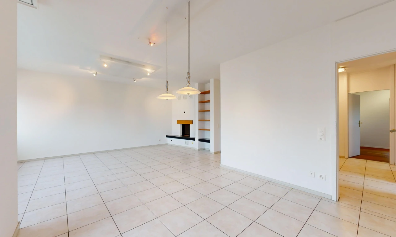 pièce vide avec éclairage sur rail, étagères intégrées, drywall, cloison sèche, et light floor