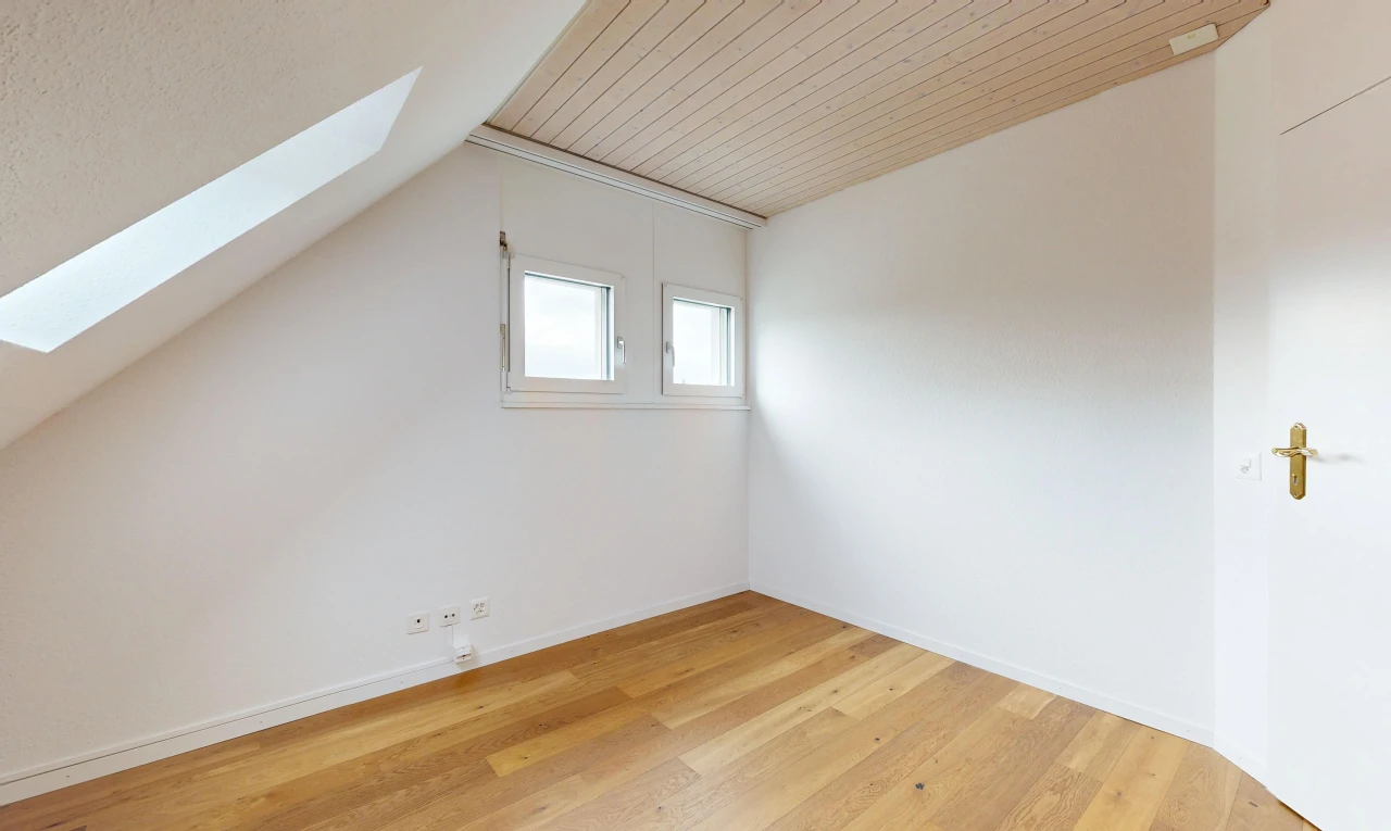 pièce vide avec drywall, cloison sèche, wood finish floor, sol en finition bois, et inside property