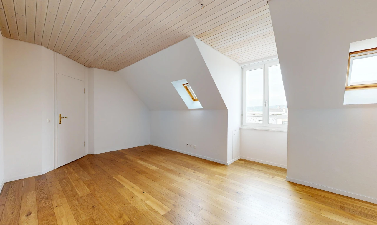 pièce vide avec pièce supplémentaire, cloison sèche, drywall, sol en finition bois, et wood finish floor