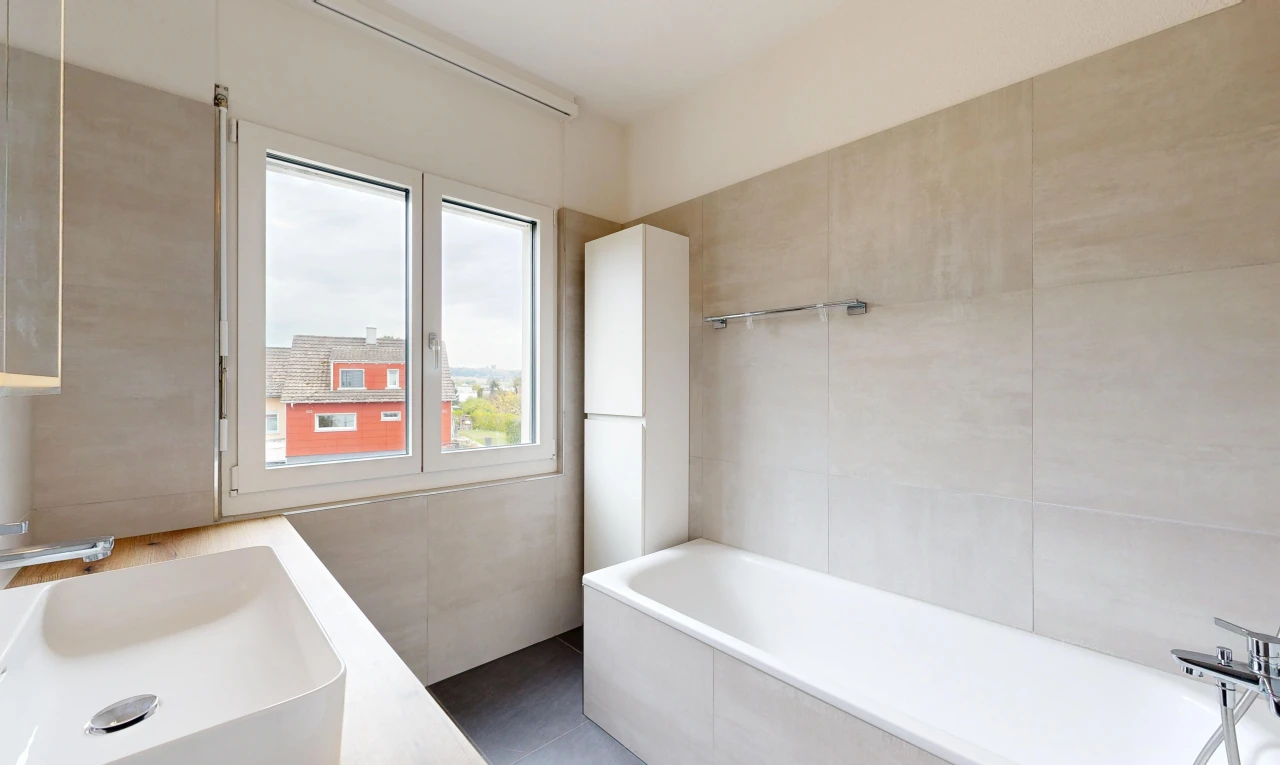 salle de bains avec overcast, salle de bain complète, bain, évier, et lavabo (ou coiffeuse selon le contexte)