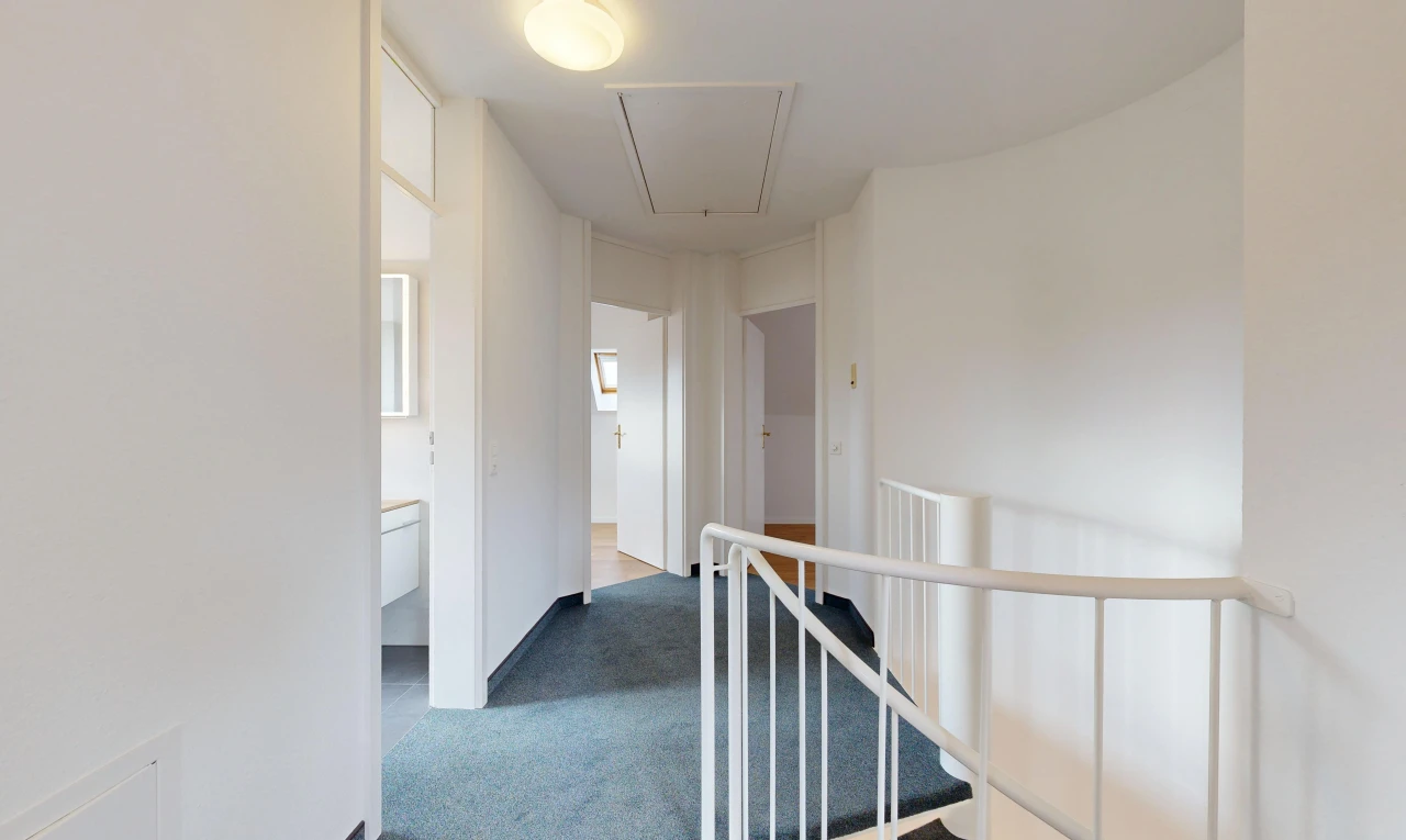 couloir avec escaliers escamotables, cloison sèche, drywall, escaliers, et moquette