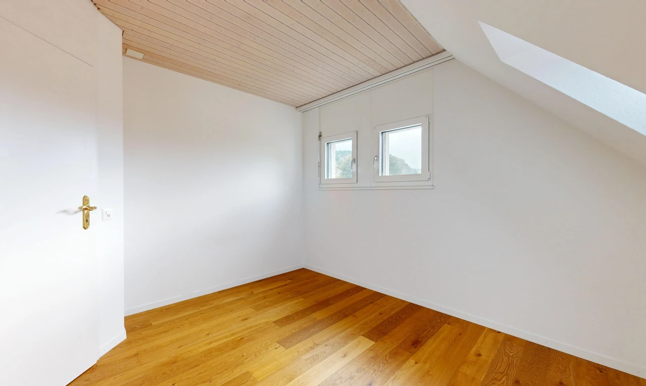 pièce vide avec pièce supplémentaire, cloison sèche, drywall, inside property, et sol en finition bois